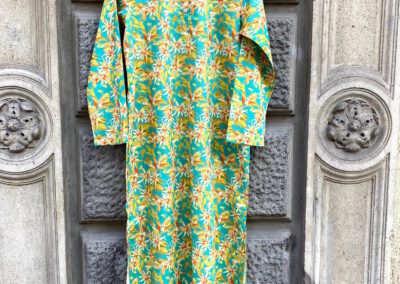 Caftano interamente realizzato a mano in cotone 100% stampa Liberty of London. Spacco laterale al ginocchio, collo alla coreana tre bottoni in madreperla.
