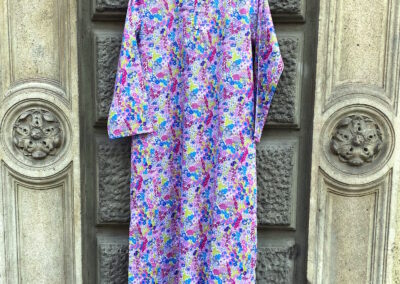 Caftano interamente realizzato a mano in cotone 100% stampa Liberty of London. Spacco laterale al ginocchio, collo alla coreana tre bottoni in madreperla.